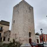 Edificata in pietra calcarea locale dal conte Pietro I il Normanno nel 1060, venne innalzata dagli svevi fino a raggiungere gli attuali 27 metri
